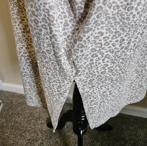 Americal Eagle Leopard Print V-Neck Long Sleeve Super Soft Top Size XL - Picture 9 of 12